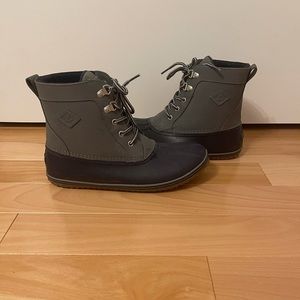 Sperry Bowline Boot/ 7 kids/ 8.5 women’s